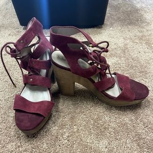 Hinge wooden and suede platform sandal